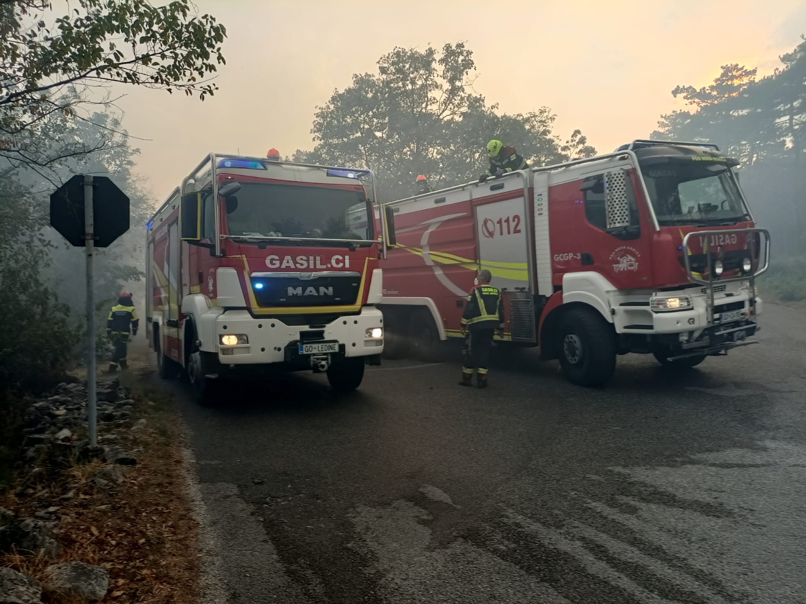 Lotta alle fiamme tutta la notte, migliora il fronte a Cotiči e Visintini